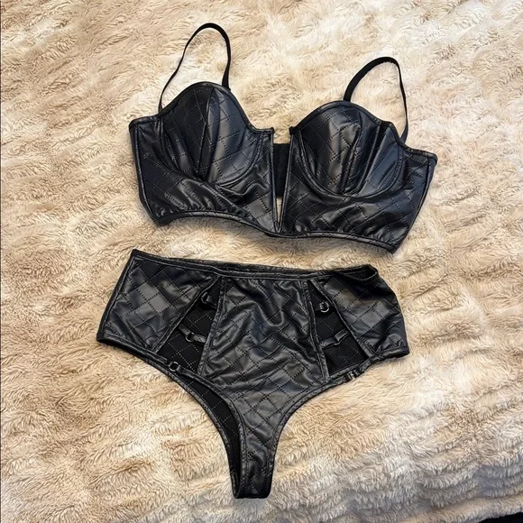 Frederick's of Hollywood Eliza Kate Vegan Leather Quilted Bra Set - NWOT - M - Picture 2 of 5